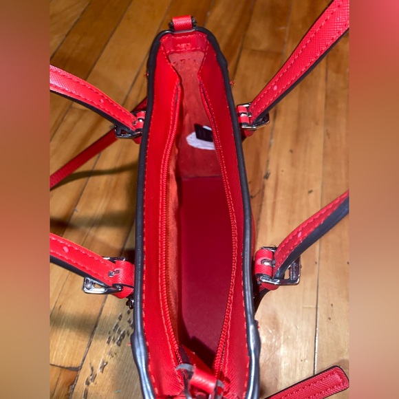 Guess - Picture 7 of 8